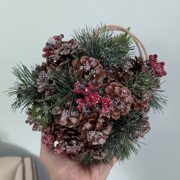 Set of 2 pinecone/evergreen/berry clusters, Christmas decor - Picture 2 of 3